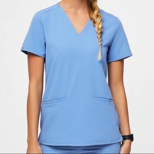 FIGS Casma™ Three-Pocket Scrub Top